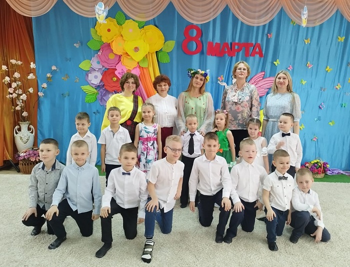 Сегодня ребята №12 группы поздравили своих мам с наступающим весенним праздником.  На празднике дети читали стихи, пели песни о маме, бабушке, исполняли танцы, играли на музыкальных инструментах.